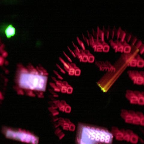 Ein Tacho zeigt eine hohe Geschwindigkeit  (Foto: IMAGO, IMAGO / nordpool/Tittel)