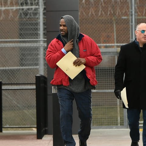 R. Kelly verlässt ein Gefängnis in Chicago zusammen mit seinem Verteidiger Steve Greenberg.