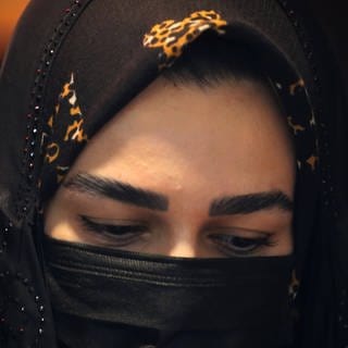 Iran: Eine Frau in Teheran, die ihren Hijab trägt. (Foto: IMAGO, IMAGO / ZUMA Wire)