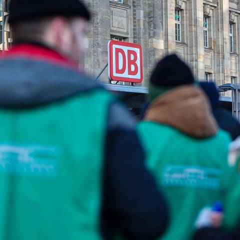 Streikende Lokführer stehen vor dem Leipziger Hauptbahnhof - GDL kündigt Wellenstreiks an (Foto: dpa Bildfunk, picture alliance/dpa | Jan Woitas)