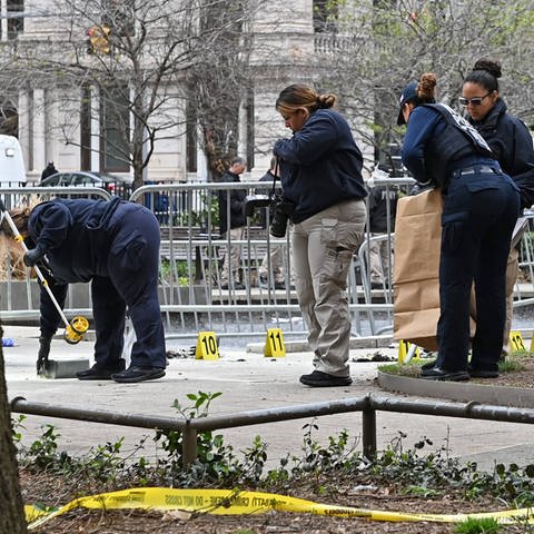 Der Tatort: Vor dem Gerichtsgebäude in New York hat sich ein Mann angezündet. Er ist an seinen Verletzungen gestorben. (Foto: IMAGO, IMAGO / ZUMA Wire)