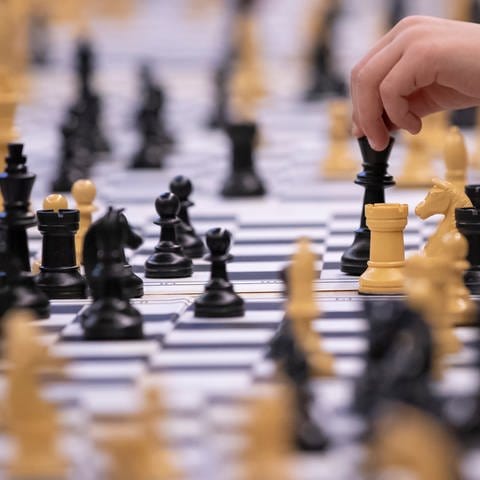 Teilnehmer des Schul-Schachturniers spielen Schach - 58 Stunden Schach am Stück: Nigerianer stellt in New York Weltrekord auf  (Foto: dpa Bildfunk, picture alliance/dpa | Felix König)