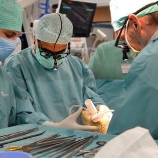 Gemeinsam mit einem interdisziplinären Team nimmt der Chefarzt der Herz- und Thoraxchirurgie im Herzzentrum des Krankenhauses der Barmherzigen Brüder Trier, Assad Haneya (M), die Implantation des neuartigen Kunstherzens vor.
