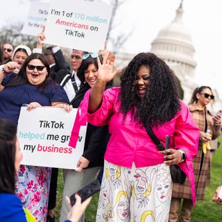 Menschen in USA protestieren gegen TikTok-Bann (Foto: IMAGO, IMAGO / Newscom World)