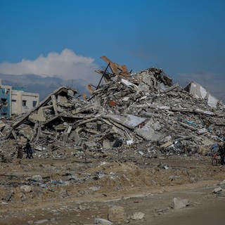 Ein Blick auf die Schäden im Bereich der Al-Maqousi-Türme, des Al-Mashtal-Hotels und der Al-Khalidi-Moschee nach dem Rückzug der israelischen Armee aus dem Norden von der Stadt Gaza. (Foto: dpa Bildfunk, picture alliance/dpa | Omar Ishaq)