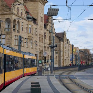 Nachdem die Kriminalität im Heilbronn zuletzt stark zugenommen hat, wird es ab Juni am Hauptbahnhof ein Waffenverbot geben. (Foto: IMAGO, IMAGO / imagebroker)